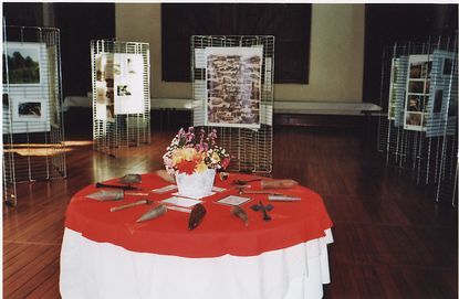 Outils de jardinage d'époque exposé sur une table